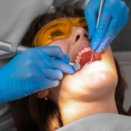Atendimento odontológico com instrumentos e proteção ocular