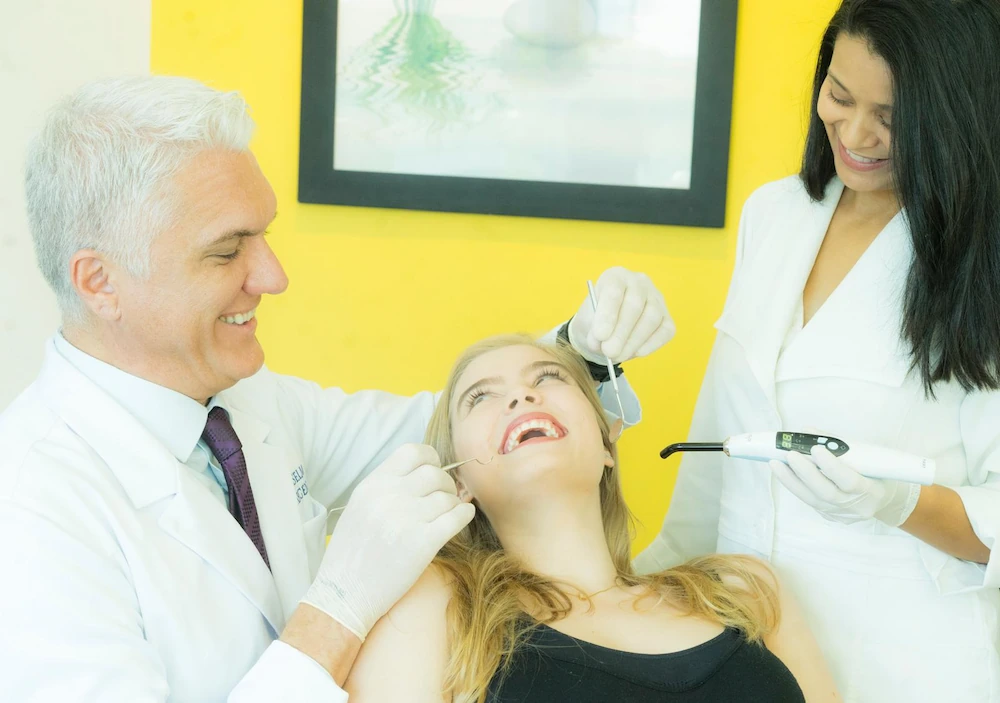Dr. Anselmo Argento e equipe durante um atendimento