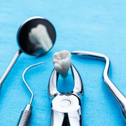 Dente e instrumentos odontológicos em uma composição ilustrativa